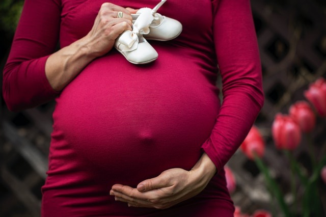 Εγκυμοσύνη μετά τα 35: Τι ισχύει με τη γονιμότητα και ποιοι είναι οι πιθανοί κίνδυνοι