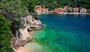 Δέκα «ασυνήθιστα» ελληνικά νησιά με μαγευτικές παραλίες για να επισκεφθείς φέτος