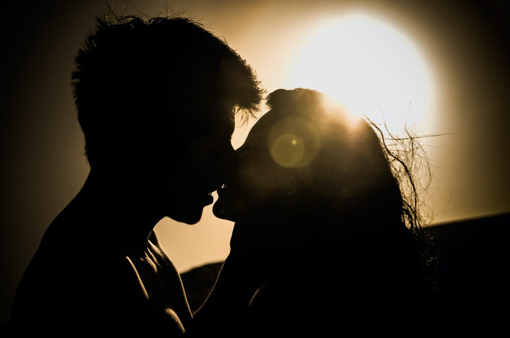 Πότε δόθηκε το πρώτο φιλί στην ανθρωπότητα; – Η αποκάλυψη νέας έρευνας