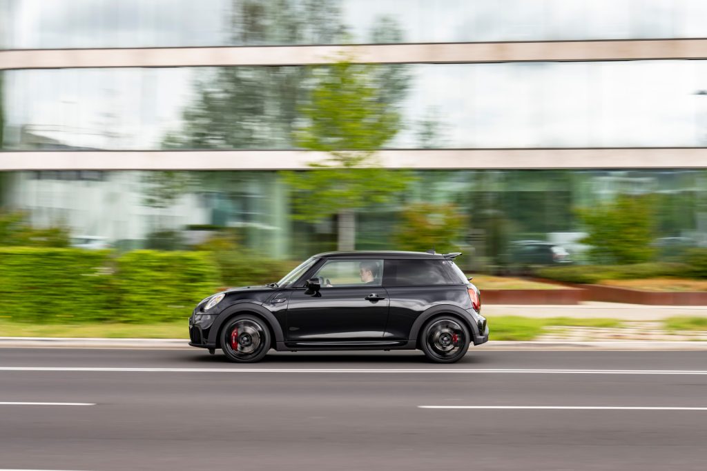 Ένα MINI John Cooper Works, φόρος τιμής στα χειροκίνητα κιβώτια ταχυτήτων  