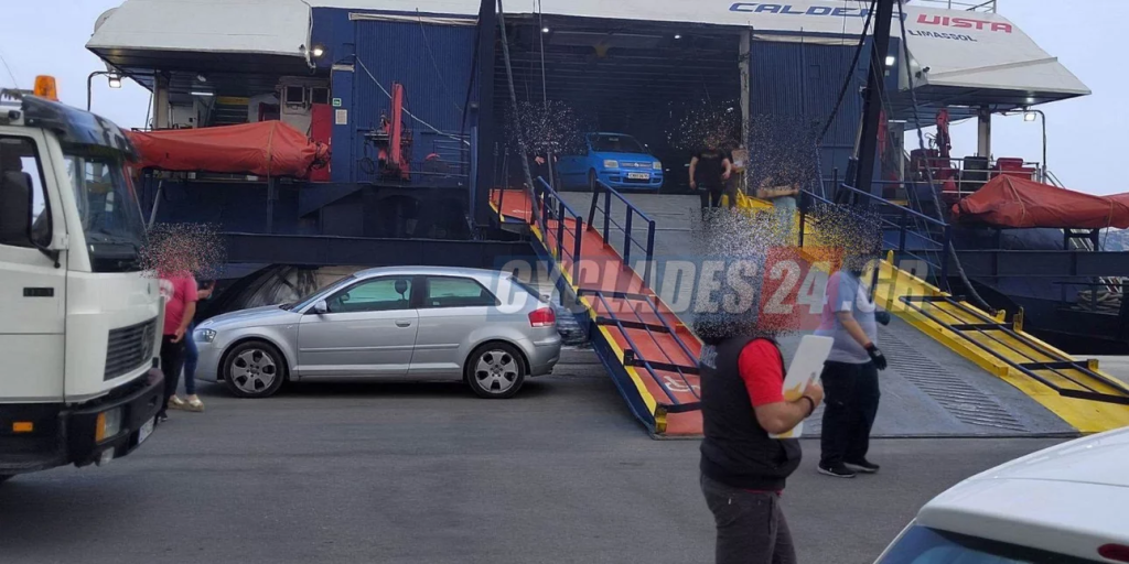Απίστευτο παρκάρισμα αυτοκινήτου στο λιμάνι της Σύρου – «Μπλόκαρε» τον κατάπλου του πλοίου
