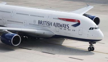 «Χάος» στη Βρετανία: Η British Airways ακύρωσε πάνω από 100 πτήσεις λόγω «τεχνικού προβλήματος»