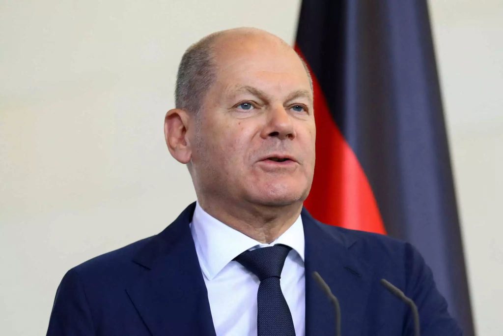 Γερμανία: Άνδρας υπό την επήρεια ναρκωτικών πέρασε από την ασφάλεια του Ο.Σολτς και τον αγκάλιασε
