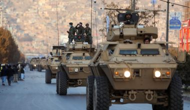 Τεθωρακισμένα οχήματα και πυροβολικό μετακινεί το Αφγανιστάν στα σύνορα με το Ιράν: Δύο νεκροί από επίθεση των Ταλιμπαν