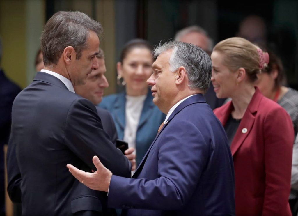 Politico: «Ελλάδα και Ουγγαρία – Ένα περίεργο ζευγάρι – Μπλόκαραν το 11ο πακέτο κυρώσεων κατά της Ρωσίας»