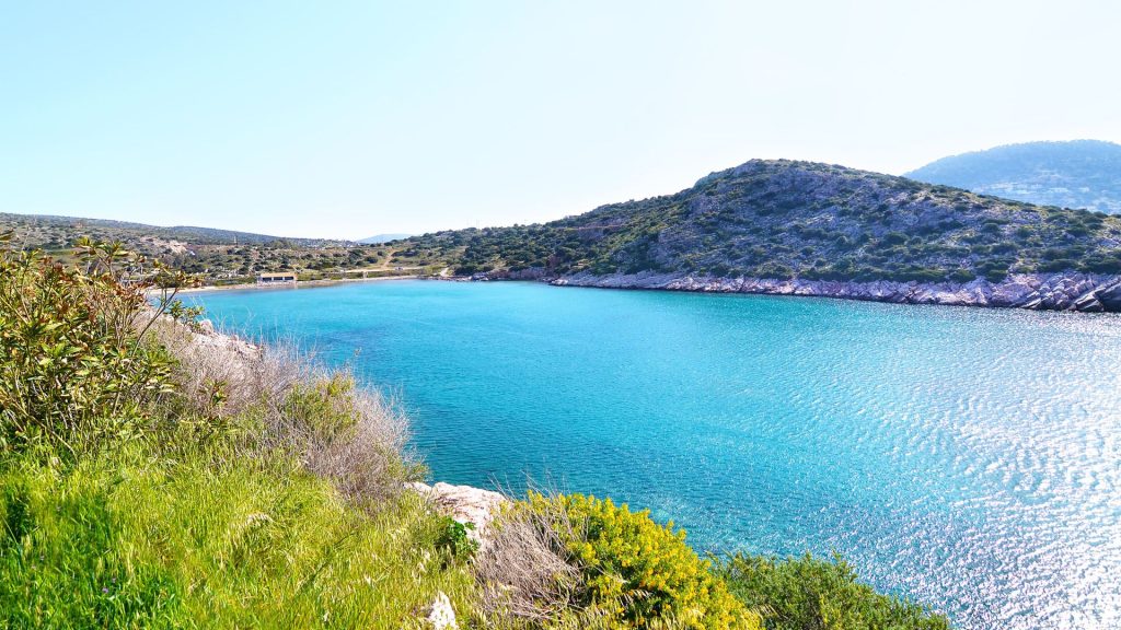 Λουμπάρδα: Αυτή είναι η απάνεμη παραλία της Αττικής με τα ρηχά νερά
