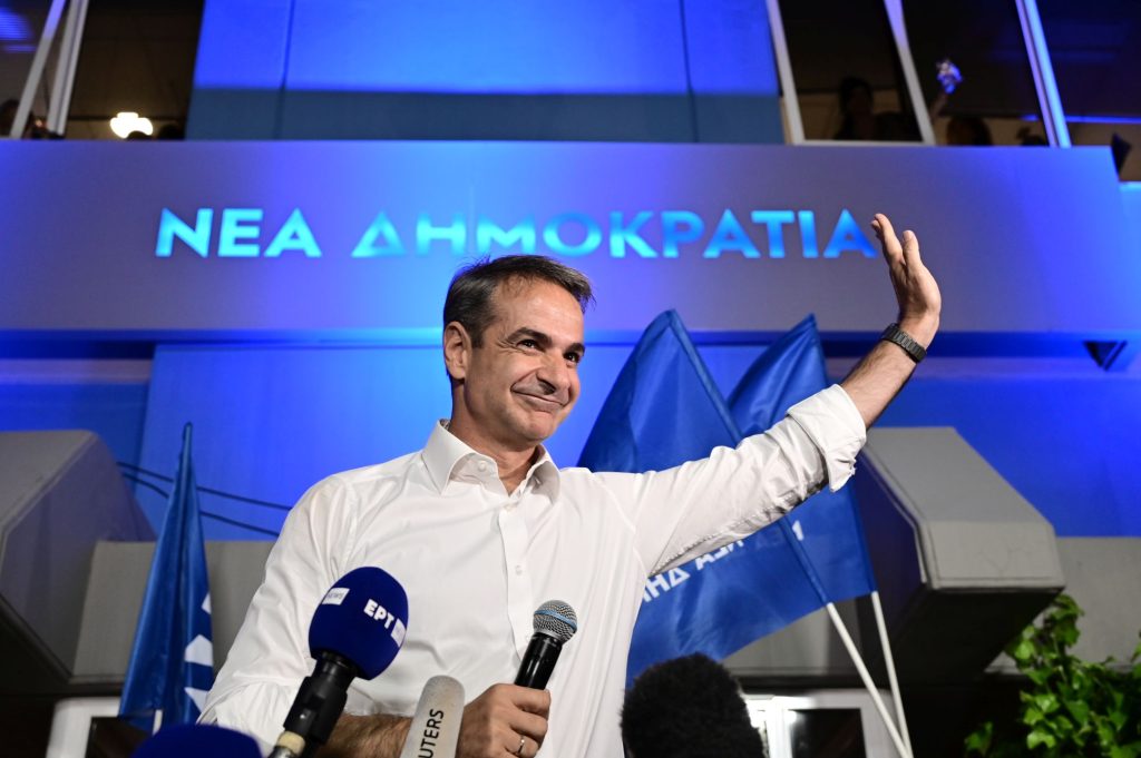 Κ.Μητσοτάκης έξω από τα γραφεία της ΝΔ: «Είμαι πρωθυπουργός όλων των Ελλήνων»