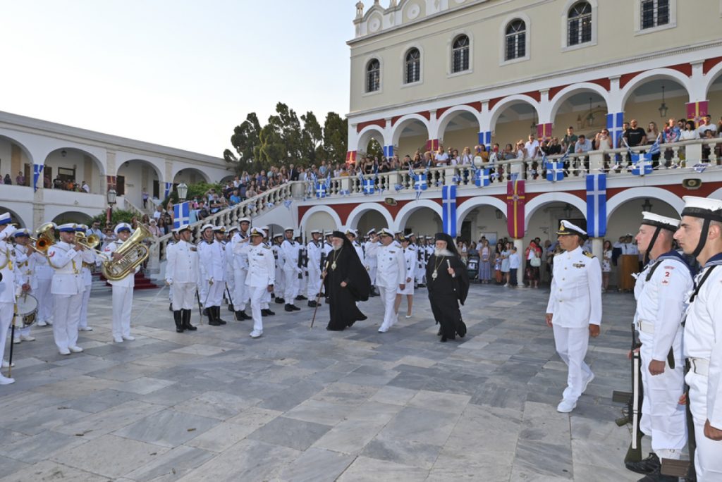 Η μπάντα του Πολεμικού Ναυτικού ψάλει τον Εθνικό Ύμνο στην Τήνο (βίντεο)