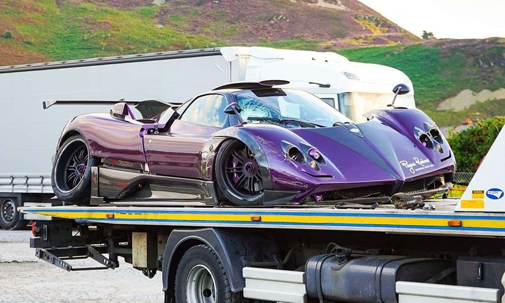 «Κομμάτια» η Pagani Zonda του Λιούις Χάμιλτον – Την φόρτωσαν με γερανό (φωτό)