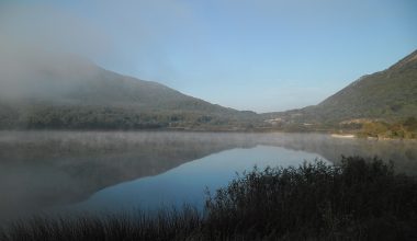 Ζαραβίνα: Βίντεο από την μυστηριώδη λίμνη – Οι μύθοι για τα «σκοτεινά» νερά