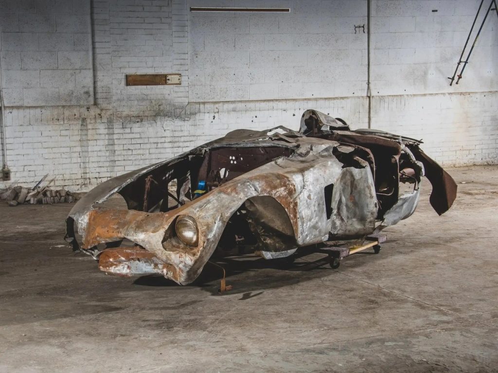 Καμένη και σκουριασμένη Ferrari πουλήθηκε για μια περιουσία!