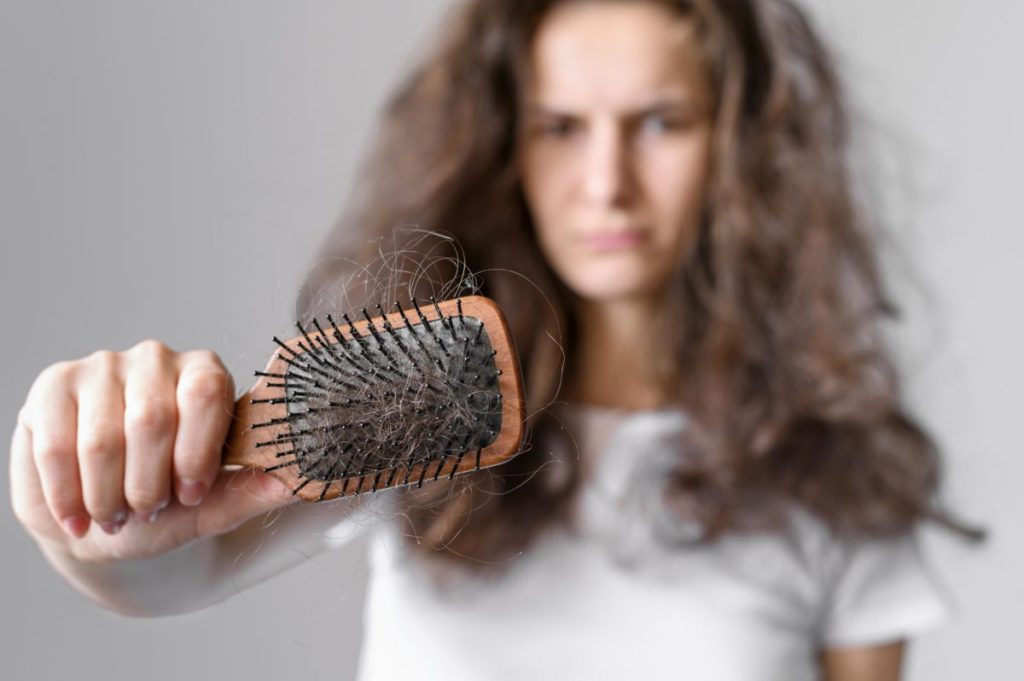 Μαλλιά που πέφτουν όταν τα ξεμπερδεύετε: Δείτε ποια είναι τα πέντε λάθη που κάνετε