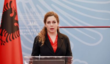 Αλβανία: Ο Ε.Ράμα απέπεμψε την ΥΠΕΞ μετά τις καταγγελίες για «μπίζνες» στη Χιμάρα
