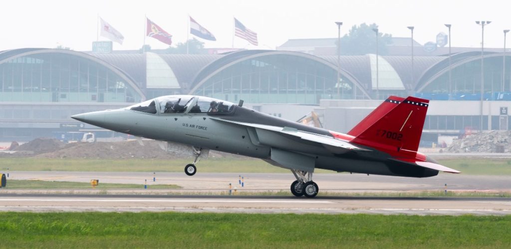 T-7A Red Hawk: Η Boeing παρέδωσε στην αμερικανική Αεροπορία το πρώτο προηγμένο εκπαιδευτικό αεροσκάφος (βίντεο)