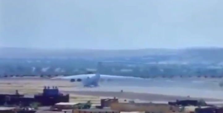Η στιγμή που ένα μεταγωγικό αεροσκάφος Il-76 συντρίβεται στο Μάλι (βίντεο)