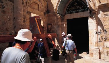 Οργή στο Ισραήλ: Εβραίοι φτύνουν την ώρα που περνά χριστιανική πομπή