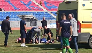 «Πάγωσαν» σε αγώνα Γ’ Εθνικής στα Τρίκαλα: Ποδοσφαιριστής κατέρρευσε και μεταφέρθηκε εσπευσμένα στο νοσοκομείο (βίντεο)