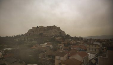 Αποπνικτική η ατμόσφαιρα σε Αττική και Κρήτη από την αφρικανική σκόνη – Υποχωρεί από το απόγευμα