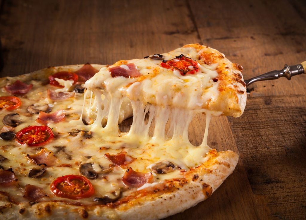 Σπιτική πίτσα: Το υλικό που δεν ήξερες ότι απογειώνει τη γεύση της