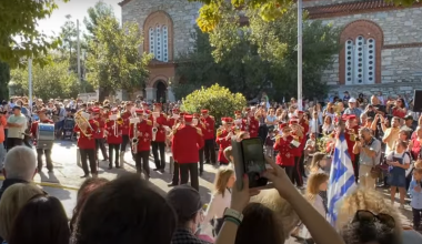 Δείτε βίντεο από την μαθητική παρέλαση στο Χαλάνδρι με τον ύμνο του ΕΑΜ