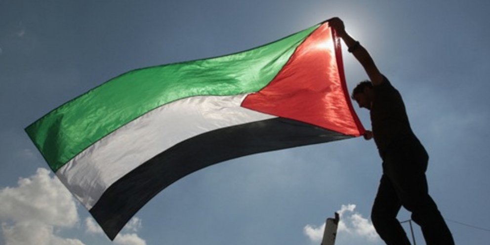 Κοπεγχάγη – Μάντσεστερ Γιουνάιτεντ: Μπήκε στο τερέν με σημαία της Παλαιστίνης! (βίντεο)