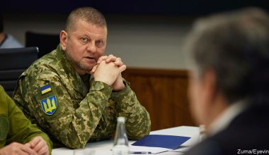«Ηλεκτροσόκ» στις ΗΠΑ: O αρχηγός του Γενικού Επιτελείου της Ουκρανίας Β.Ζαλούζνι ζήτησε 400 δισ. $ για να διαδεχθεί τον Β.Ζελένσκι και να «νικήσει τους Ρώσους»!