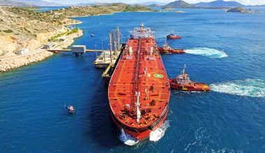 Επιβεβαίωση pronews.gr από Bloomberg: Πώς ελληνικές ναυτιλιακές εταιρείες «σπάνε» το δυτικό εμπάργκο πετρελαίου στη Ρωσία