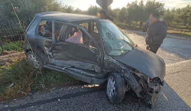 Σπάτα: Σφοδρή σύγκρουση οχημάτων στον δρόμο προς την Παιανία (φώτο)