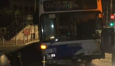 Πειραιάς: Λεωφορείο συγκρούστηκε με αυτοκίνητο – Μία γυναίκα απεγκλωβίστηκε χωρίς τις αισθήσεις της