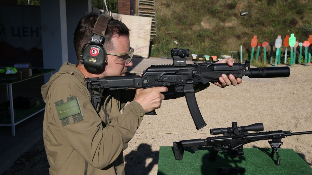 Παραδόθηκε νέα παρτίδα τουφεκιών AK-12 Kalashnikov στον ρωσικό Στρατό