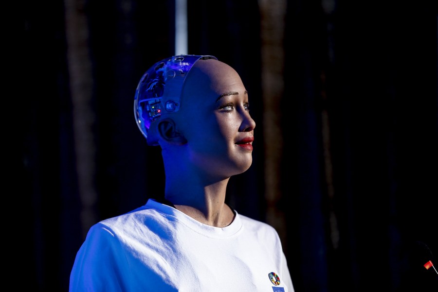 Στην Ναύπακτο έρχεται η Sophia, το πρώτο ρομπότ με διαβατήριο στον κόσμο