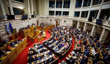 ΣΥΡΙΖΑ: «Ρεσιτάλ πολιτικού κυνισμού και αθλιότητας η ομιλία Καραμανλή»