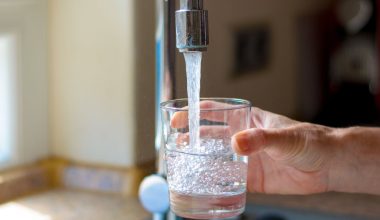Ποιο είναι το λάθος που μπορεί να κάνουμε με το νερό της βρύσης – Πότε δεν πρέπει να το πίνουμε