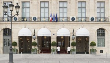 Παρίσι: Σάλος στο πολυτελές ξενοδοχείο Ritz – «Ο μασέρ με βίασε τέσσερις φορές» λέει 26χρονη