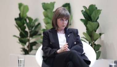Η Κ.Σακελλαροπούλου κάλεσε τους ιεράρχες στο Προεδρικό Μέγαρο – «Σεβαστό αν αρνηθούν»