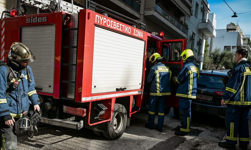 Φωτιά σε διαμέρισμα στην Αθήνα – Επί τόπου επιχειρούν 12 πυροσβέστες με τέσσερα οχήματα