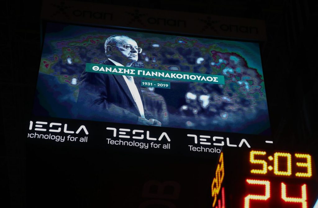 Σε κλίμα συγκίνησης οι κερκίδες στο ΟΑΚΑ: Πανό και συνθήματα προς τιμήν του Θ.Γιαννακόπουλου