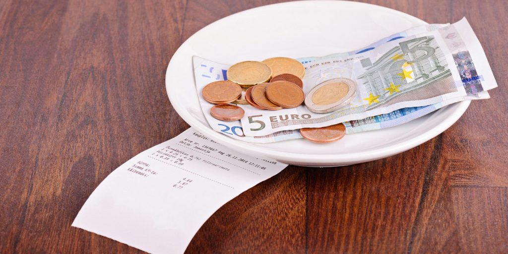 Έτσι τα εστιατόρια κάνουν τον πελάτη να αφήσει μεγαλύτερο φιλοδώρημα