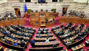Κατατίθεται σήμερα στη Βουλή η πρόταση δυσπιστίας κατά της κυβέρνησης