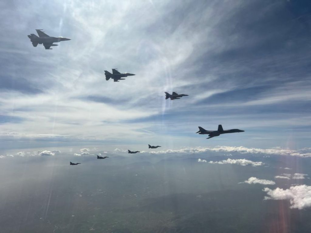 «Onyx Dive»: Οκτώ ελληνικά μαχητικά F-16 συνόδευσαν αμερικανικό βομβαρδιστικό Β-1Β (φωτό)