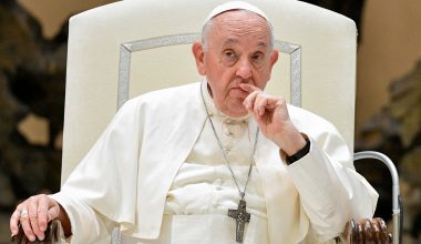 Βατικανό για την παρένθετη μητρότητα: «Πρέπει να μετατραπεί σε οικουμενικό αδίκημα»