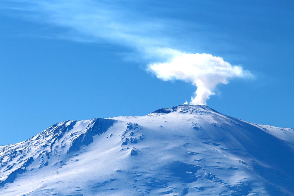 Σπάνιο φαινόμενο στην Ανταρκτική: Ηφαίστειο εκτοξεύει χρυσό
