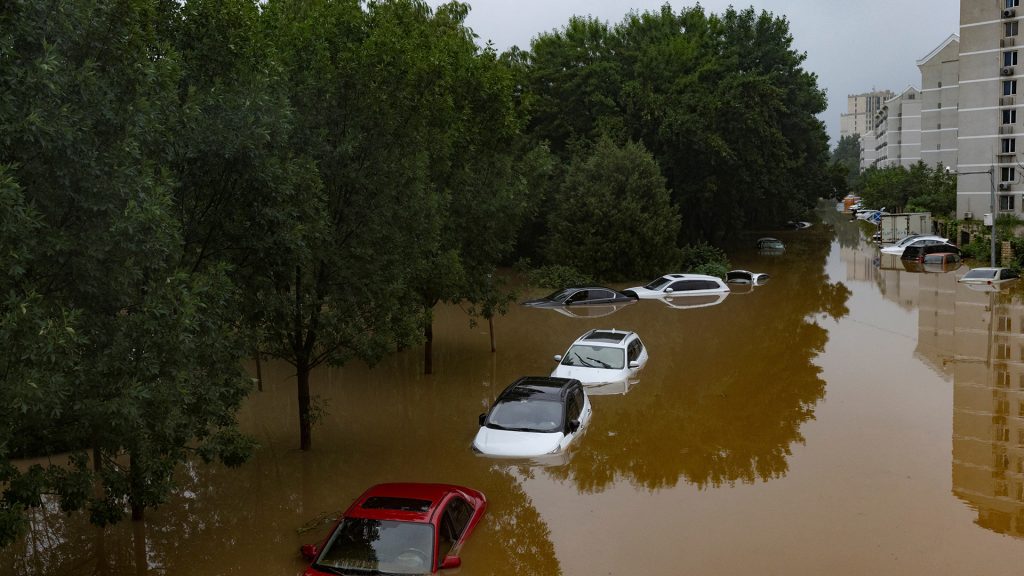 Βίντεο: Η στιγμή που γέφυρα καταρρέει στην Κίνα μετά τις σφοδρές πλημμύρες