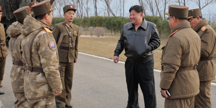 Βόρεια Κορέα: Εξαπέλυσε «πυρηνική αντεπίθεση» υπό την επίβλεψη του Κιμ Γιονγκ Ουν – Ανησυχία σε Σεούλ και Τόκιο