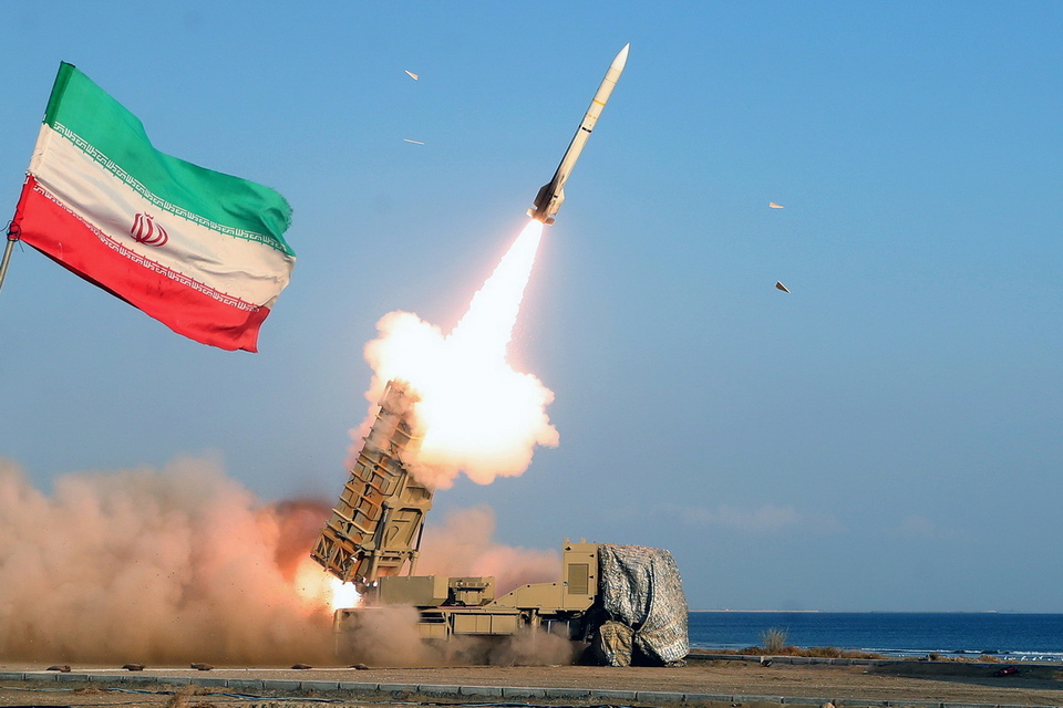 Πρόεδρος Ιράν: «Έχουμε ανοσία στις κυρώσεις – Παράγουμε τα όπλα που θέλουμε»