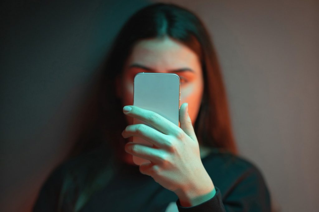Το «σκρολάρισμα» και τα «likes» προκαλούν εθισμό – Πως το κινητό μπορεί να καταστρέψει τον εγκέφαλο μας
