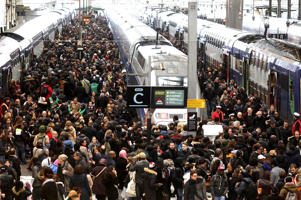 Ολική αποσύνθεση στο Παρίσι σε τρένα και μετρό – Εκκενώθηκε αεροδρόμιο – Δεκάδες περιστατικά επιθέσεων σε αθλητές-τουρίστες (upd)