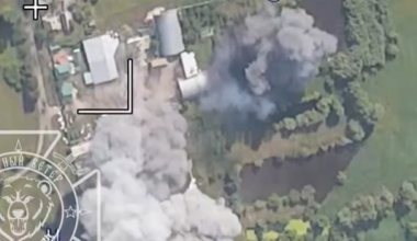 Ρωσική FAB βομβάρδισε υπόστεγο με ουκρανικό εξοπλισμό στο Βοβτσάνσκ (βίντεο)