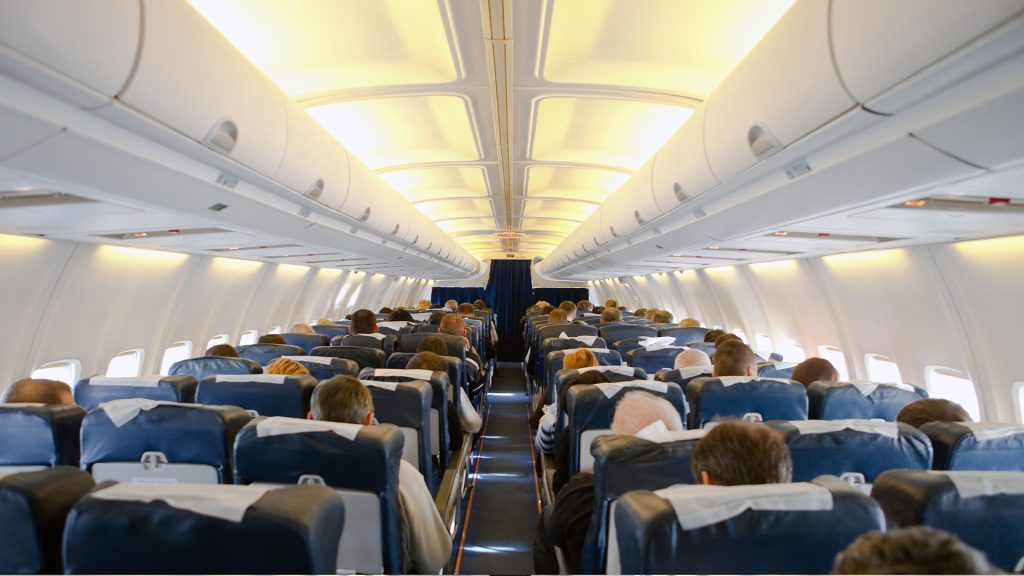 Αεροσυνοδός αποκαλύπτει τον λόγο που πρέπει να φοράμε γυαλιά ηλίου μέσα στο αεροπλάνο