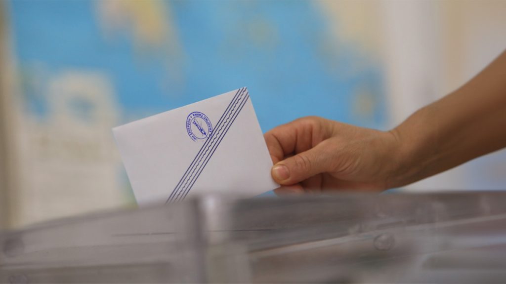 Opinion Poll: Μικρό προβάδισμα Χ.Δούκα στο ΠΑΣΟΚ – Σε χαμηλές «πτήσεις» η ΝΔ